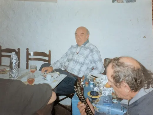 À table, une guitare posée