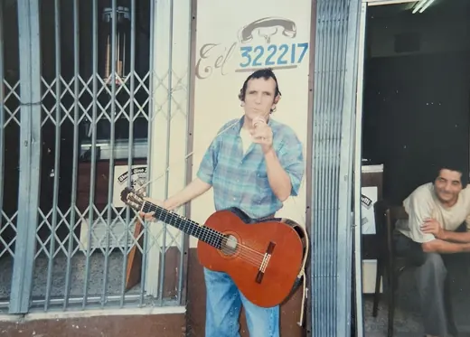 Guitare devant une vitrine