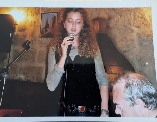 Une jeune chanteuse au micro