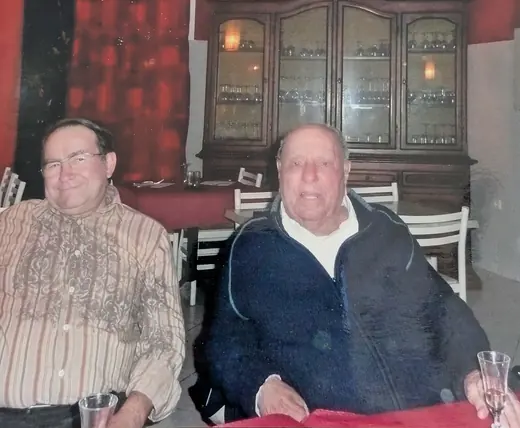 Deux hommes à table