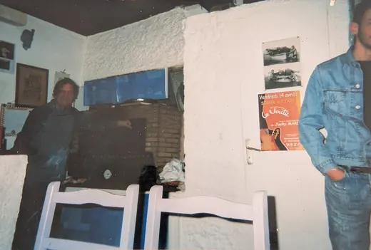Dans la salle de sa pizzeria