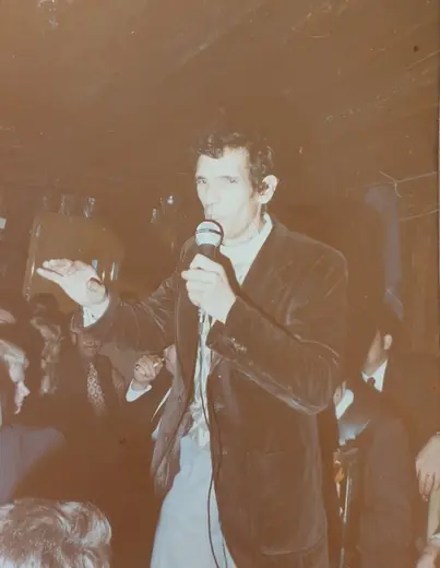 Au micro au milieu de la foule