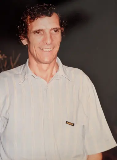 Un portrait souriant, en chemise rayée