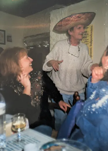 Une fête, coiffé d’un sombrero