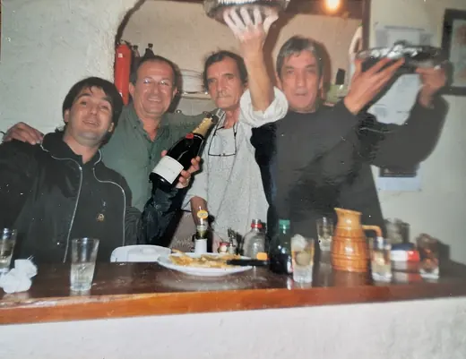 Des amis lèvent les bras à sa pizzeria : Hubert Tempête au milieu