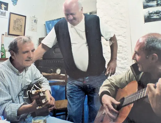 Trois amis, deux guitares : Hubert Tempête à gauche