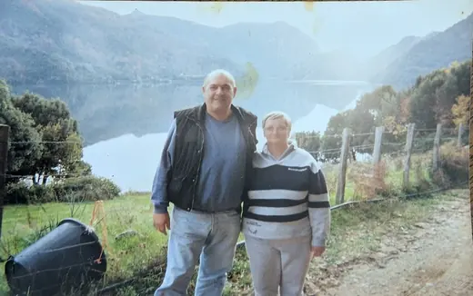 Un homme et une femme, des amis d’Hubert Tempête, devant un lac